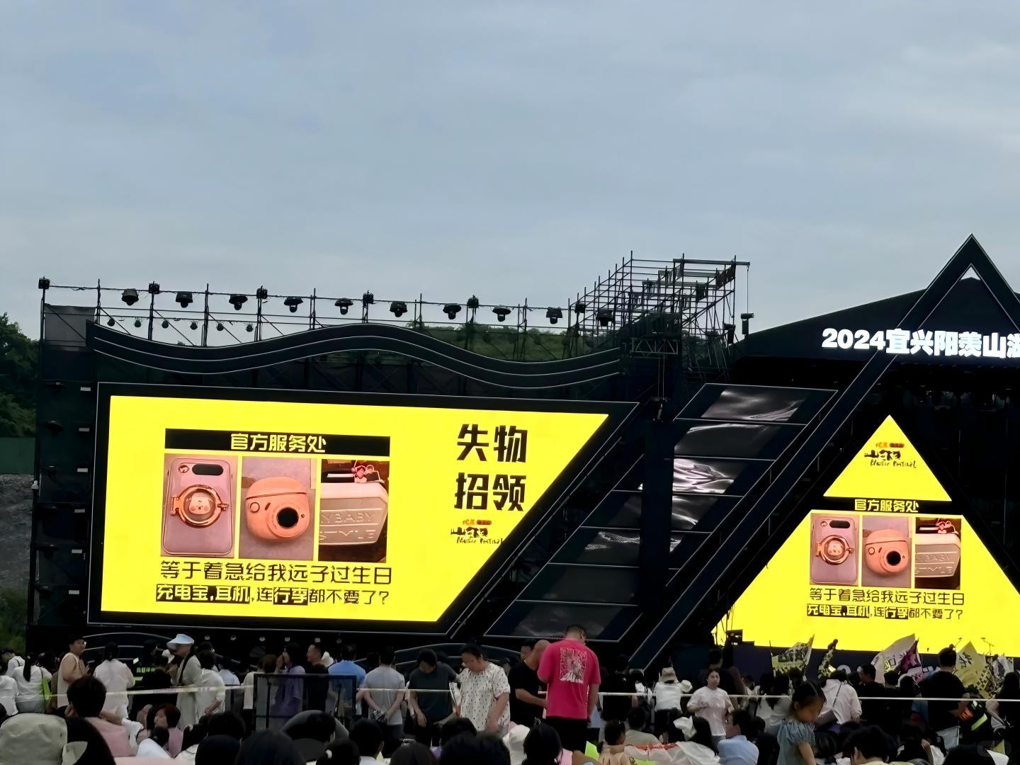 A: From the perspective of publicity and promotion, LED display screens are colorful and dynamic, and can play information about the park's featured projects, wonderful performances, and other information in real time, attracting tourists' attention, stimulating their interest in playing, and increasing the park's popularity and appeal. In terms of tourist guidance, it can clearly display the park map, the location and route of each scenic spot, help tourists quickly find where they want to go, reduce the trouble of getting lost, and enhance the experience of playing. For atmosphere creation, LED display screens can switch screens according to different festivals, activities or themes, such as showing horror elements on Halloween and festive scenes on the Spring Festival, so that tourists can immerse themselves in it and enhance their sense of participation and fun. In addition, it can also be used for emergency notifications and safety reminders to convey important information to tourists in a timely manner and ensure their safety. In short, LED display screens add vitality and convenience to theme parks, and help improve the overall operation level of parks and tourist satisfaction. A: From the perspective of publicity and promotion, LED display screens are colorful and dynamic, and can play information about the park's featured projects, wonderful performances, and other information in real time, attracting tourists' attention, stimulating their interest in playing, and increasing the park's popularity and appeal. In terms of tourist guidance, it can clearly display the park map, the location and route of each scenic spot, help tourists quickly find where they want to go, reduce the trouble of getting lost, and enhance the experience of playing. For atmosphere creation, LED display screens can switch screens according to different festivals, activities or themes, such as showing horror elements on Halloween and festive scenes on the Spring Festival, so that tourists can immerse themselves in it and enhance their sense of participation and fun. In addition, it can also be used for emergency notifications and safety reminders to convey important information to tourists in a timely manner and ensure their safety. In short, LED display screens add vitality and convenience to theme parks, and help improve the overall operation level of parks and tourist satisfaction.